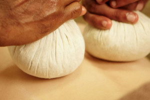  Kingdom Ayurveda Resort - Traitement ayurvédique - massage avec des sacs de lin